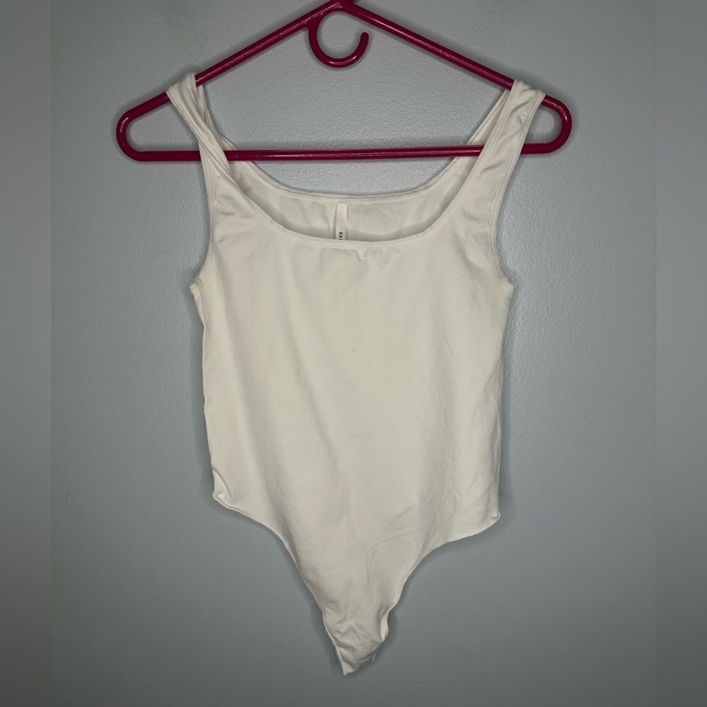 Aritzia Babaton White Scoop Neck Bodysuit Thong Size Medium